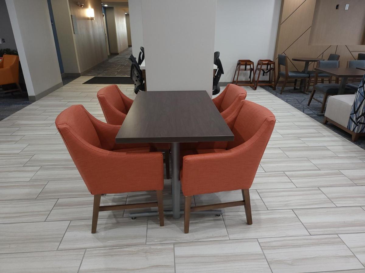 Holiday Inn Express Hotel & Suites Tipp City By Ihg Esterno foto