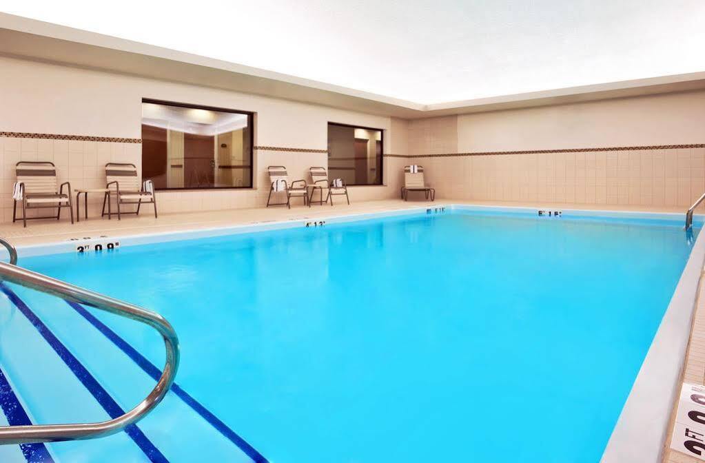 Holiday Inn Express Hotel & Suites Tipp City By Ihg Esterno foto